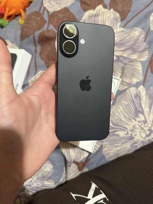iPhone 16-й в чорному колірі