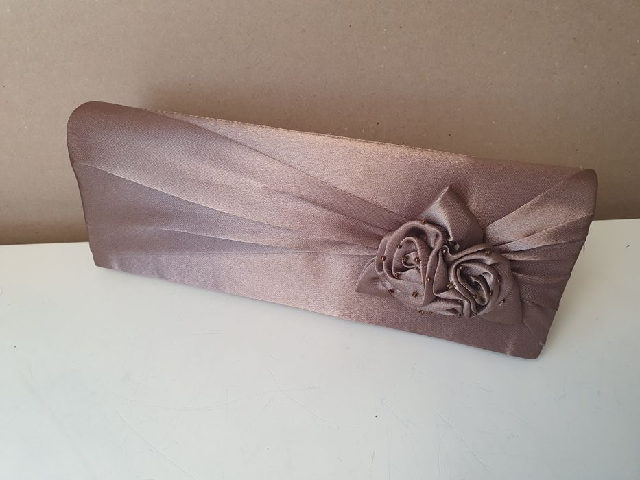 Jasno brązowa kopertówka torebka z ozdobnym kwiatem