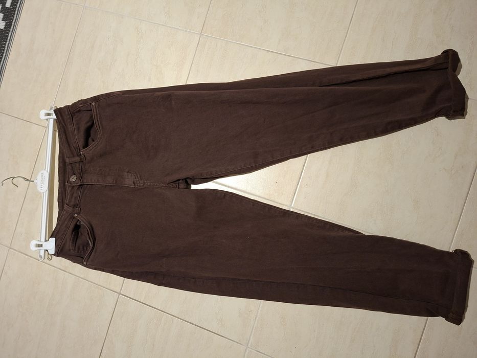 Dżinsy mom fit brązowe