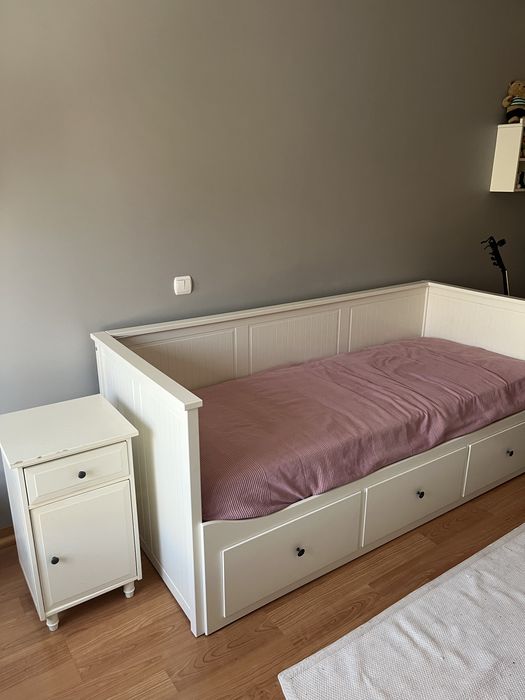 Conjunto cama e mesa de cabeceira branca