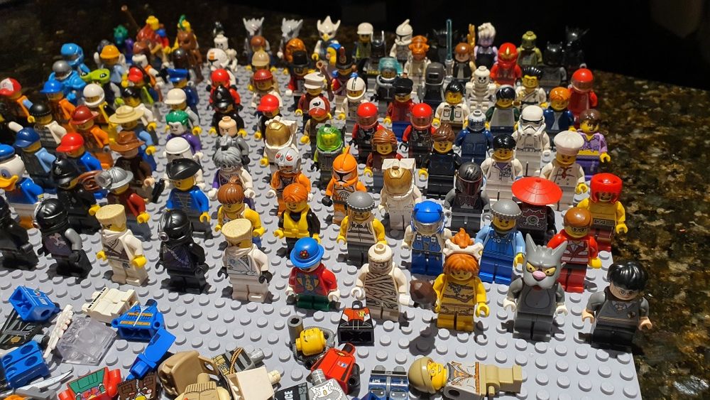 116 oryginalnych figurek lego + akcesoria.