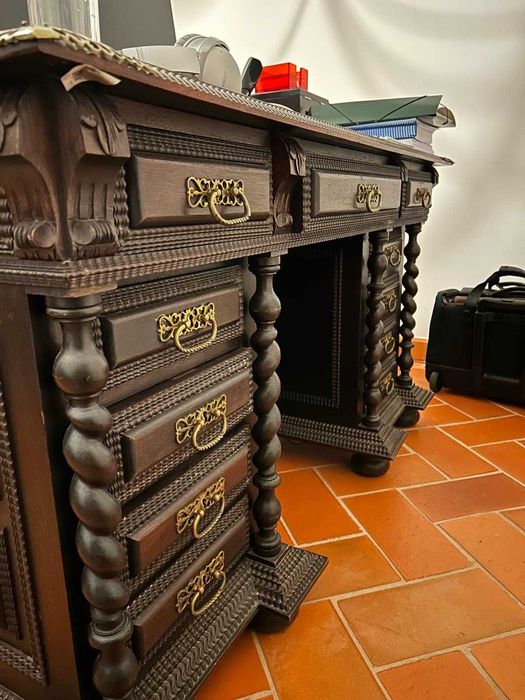 Conjunto de móveis antigos de madeira em pau santo