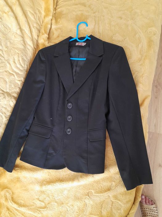 Taliowana czarna marynarka