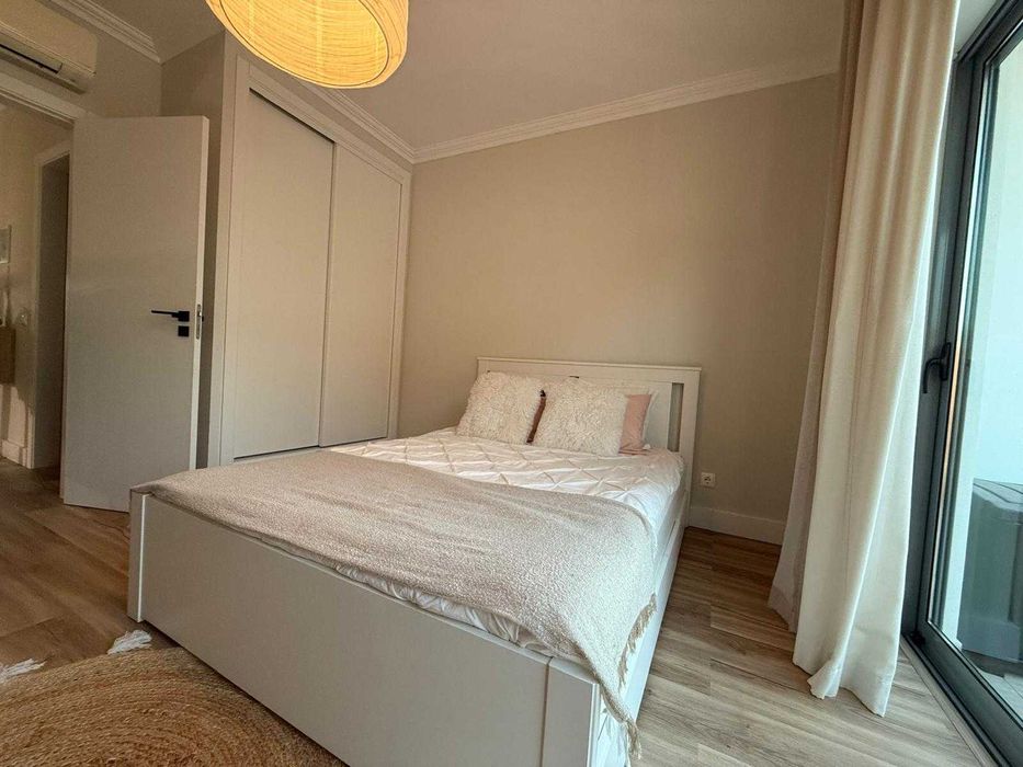 Cama com 2 caixas de arrumação