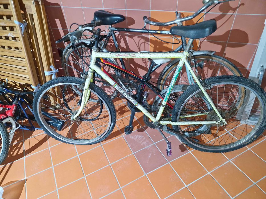 Várias bicicletas  bmx pasteleiras e outras