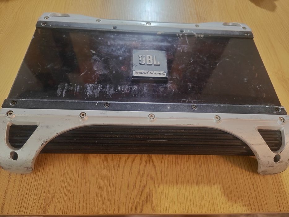 Підсилювач JBL GTO 601 для сабвуфера, знятий з машини