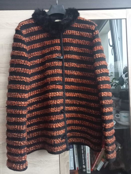 Sweter rozpinany z futerkiem w czarno - rude pasy