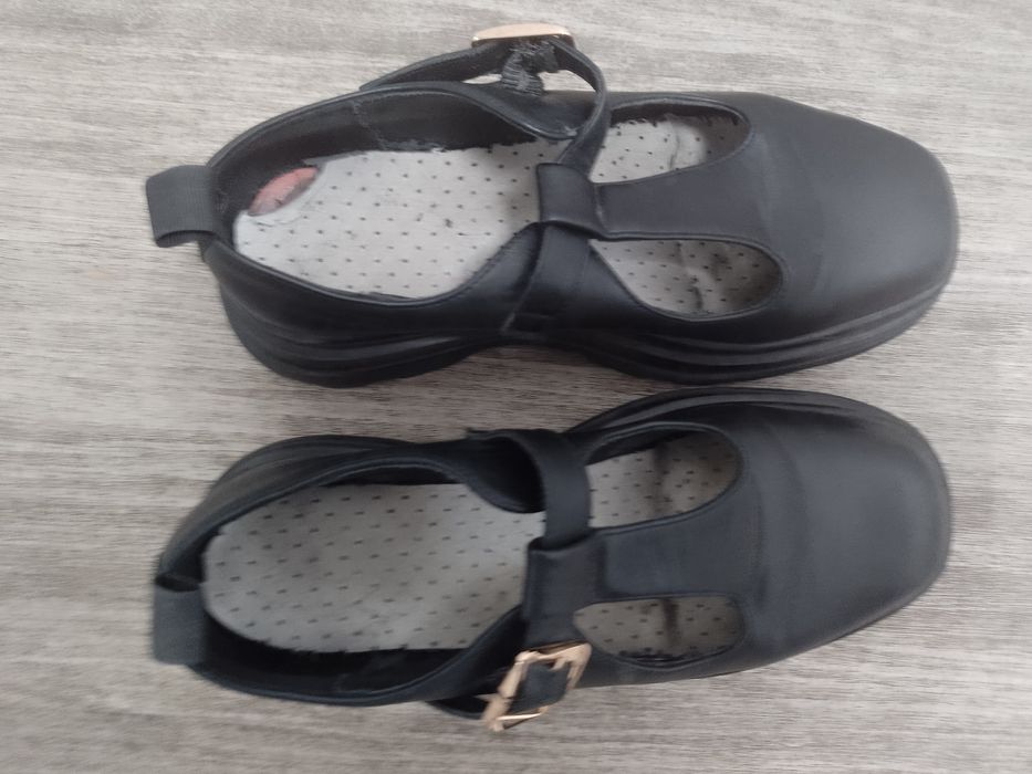 Sprzedam damskie buty rozmiar 40.
