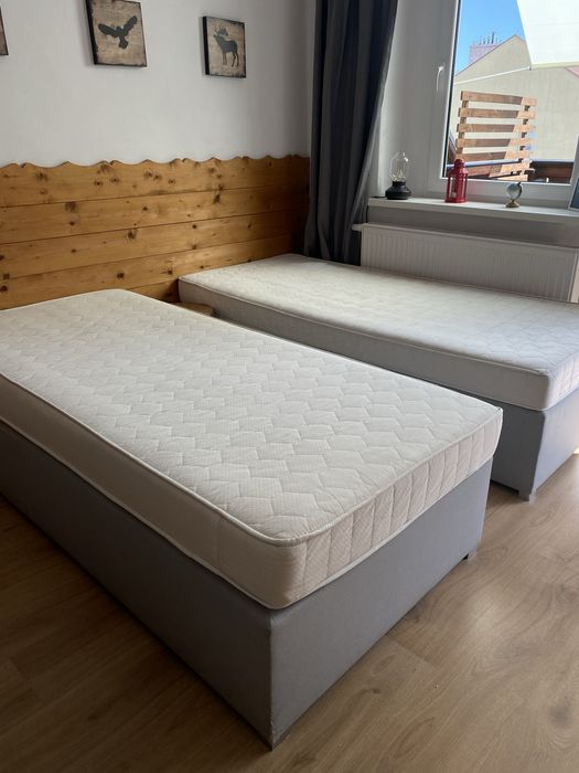 Łóżka hotelowe z materacami
