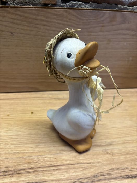 Figurka ceramiczna .