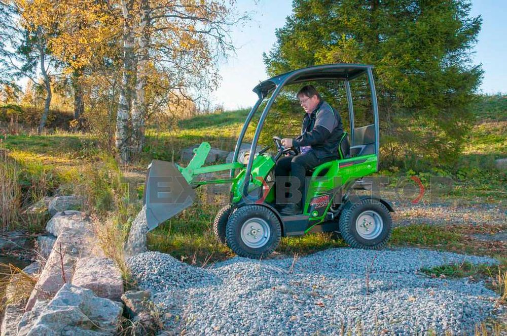 Міні навантажувач AVANTсерії 200. Погрузчик.