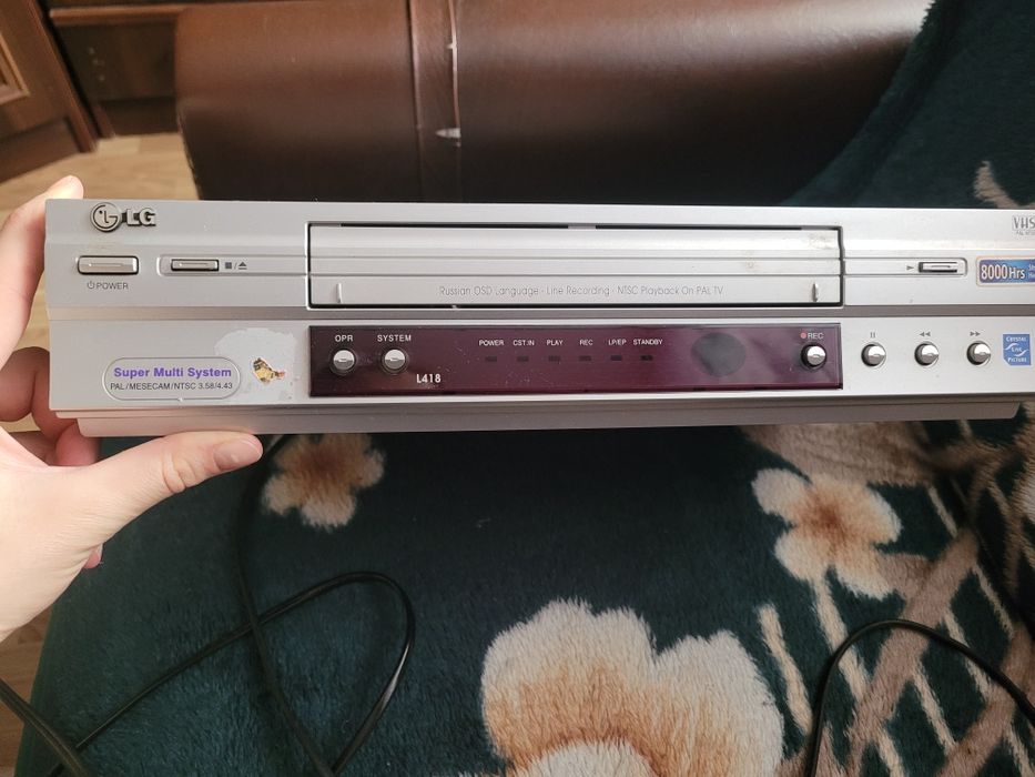 Відеомагнітофон LG L418