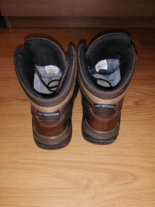 Botas Lowa Nº 46, de pele verdadeira, com pouco uso