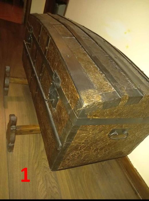 Arca / Baú antigas em madeira