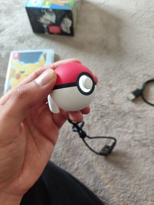 pokémon let's go pikachu + poké ball plus jogo físico + acessório controle