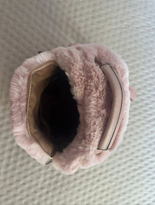 Mochila rosa em pelo sintético com alças ajustáveis