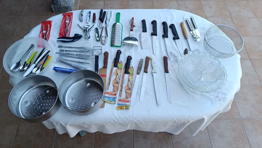 Talheres vários coisas da cozinha.