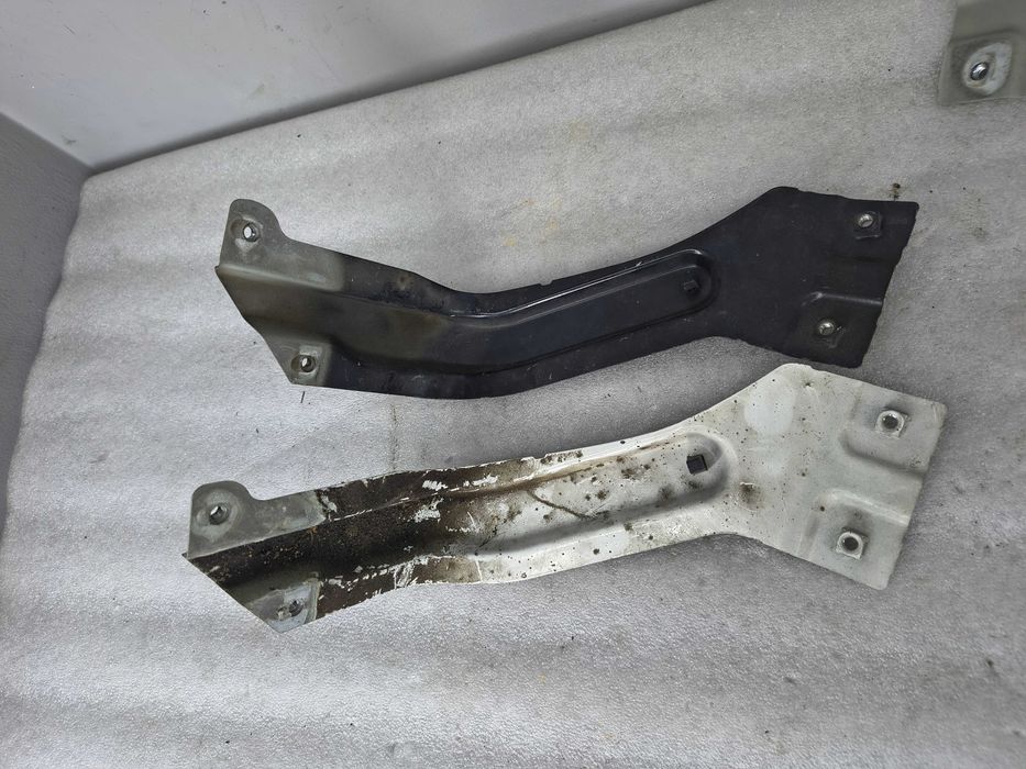 Wspornik mocowanie błotnika lewe przód VW Touran II 1T3 1T0821135C