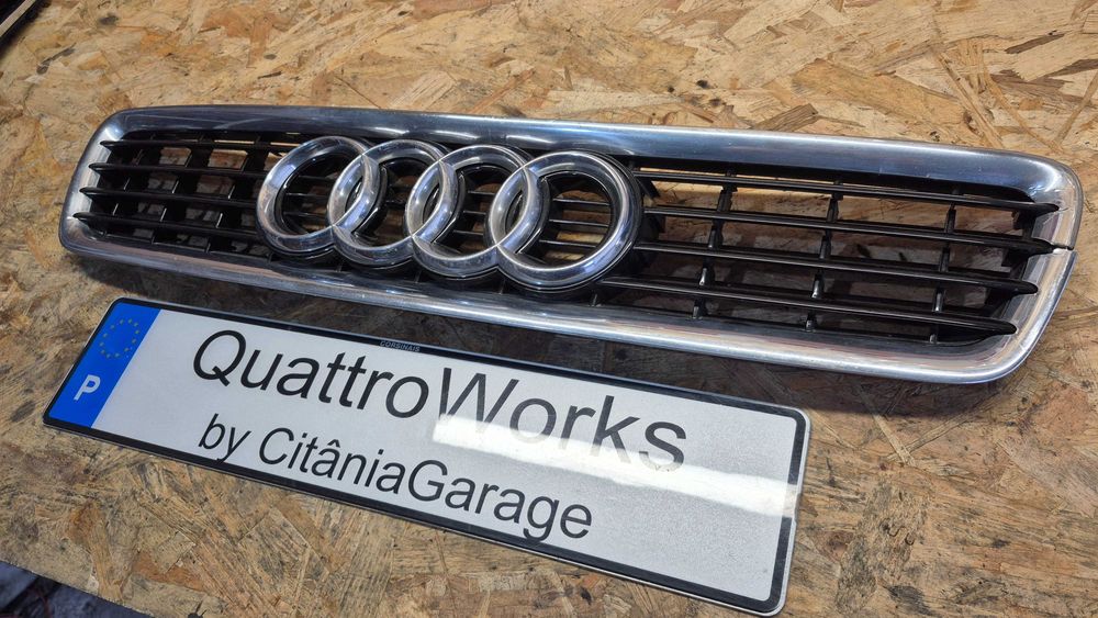 Grelha Capô Original Audi A4 B5 8D Facelift Preto Brilho com Cromados 1995 a 2001