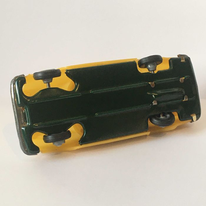 Brinquedo miniatura TAXI AMARELO COM FRICÇÃO, PE-PE BRINQUEDOS