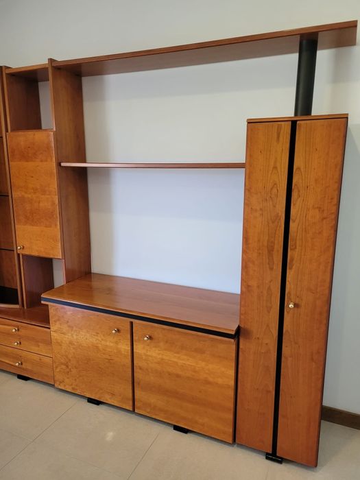 Armário espaçoso de sala