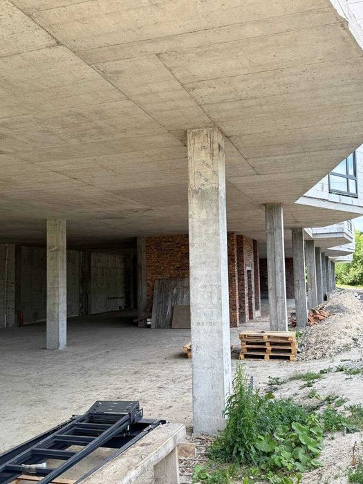 Фасад на активну вулицю. Відкрита площа. Ремонт під потреби орендаря