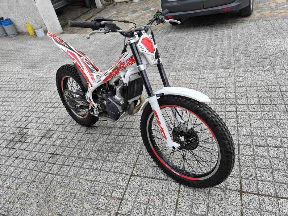Beta evo trial 300c 2 tempos de 2016 com poucas horas de uso