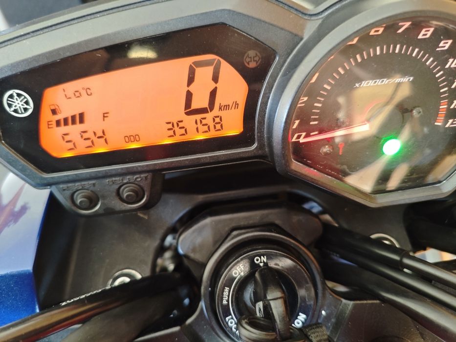 Moto Yamaha XJ6.