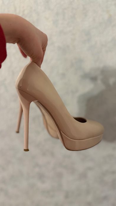 Продам туфлі на підборах (35,36 розмір)