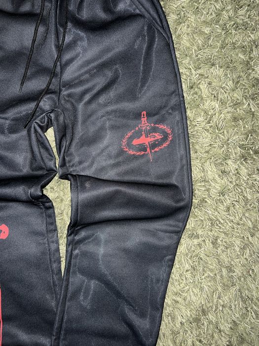 Conjunto de Moletom Preto com Estampa Vermelha