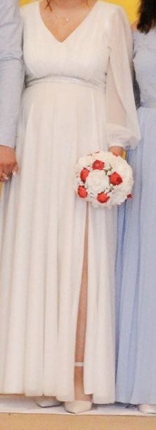 Продаю весільну сукню в гарному стані.