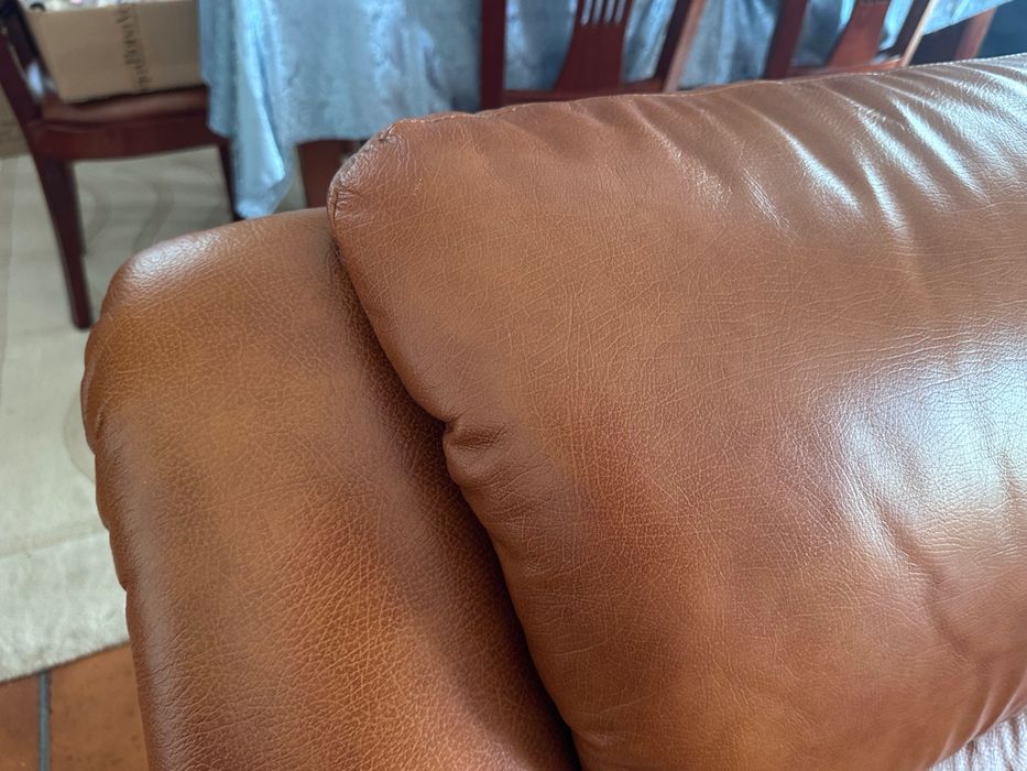 Conjunto de 2 sofás castanhos de 2 lugares em excelente condição