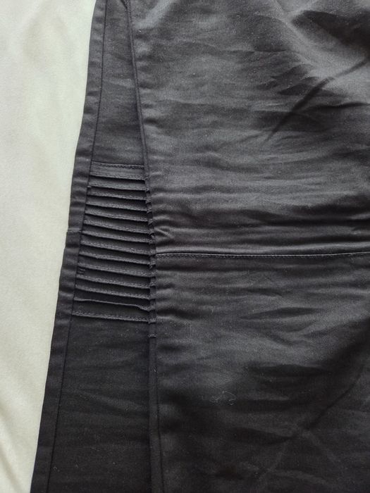 Czarne spodnie damskie marki H&M rozmiar 42
