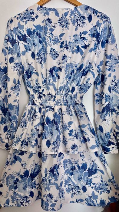 Przepieka sukienka mini w kwiaty niebieskie z dekoltem