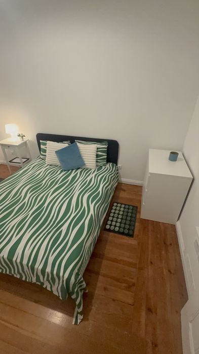 Quarto p casal ou 2 pessoas famil. mobiliado em frente El Corte Inglés Lisboa