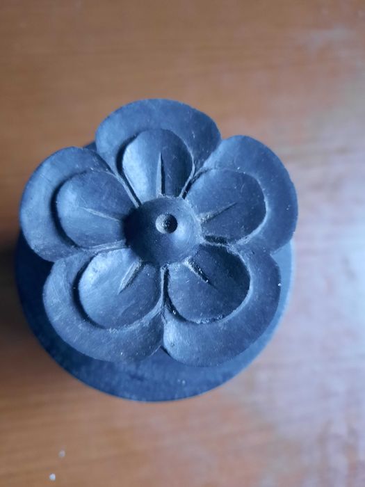 Caixa de madeira preta com tampa de flor artesanal