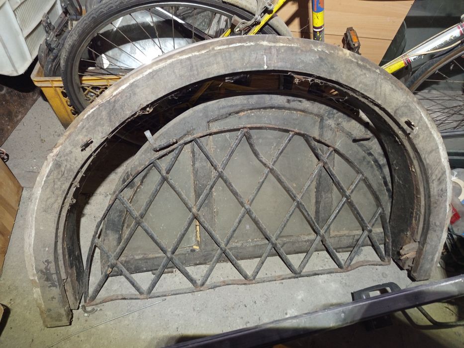 Stare okno łukowe z kratą