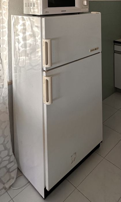 Frigorífico com congelador