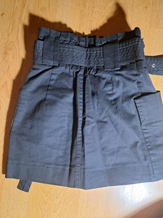 Saia curta preta Bershka tamanho 32