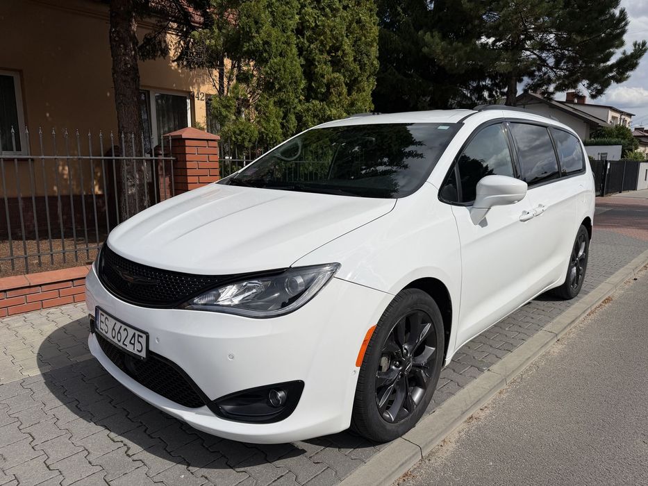 Chrysler Pacifica Wersja S Black and White CarPlay Kamery360 Monitory Radar Hak