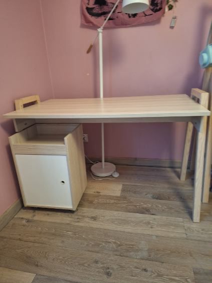 Biało-drewniane biurko z szafką