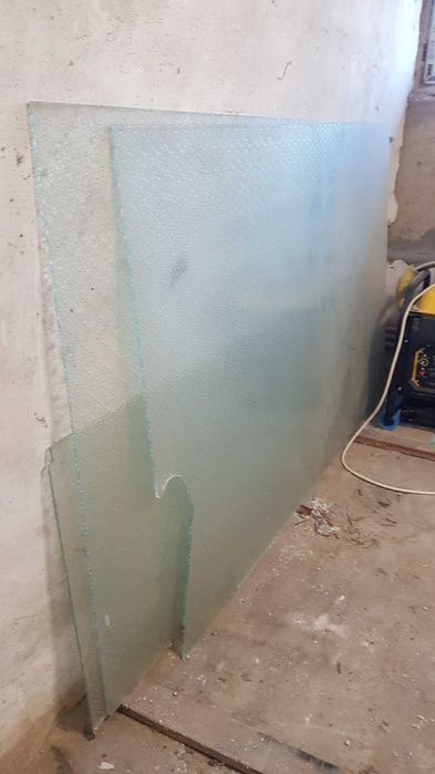 Віддам безкоштовно скло рифлене.