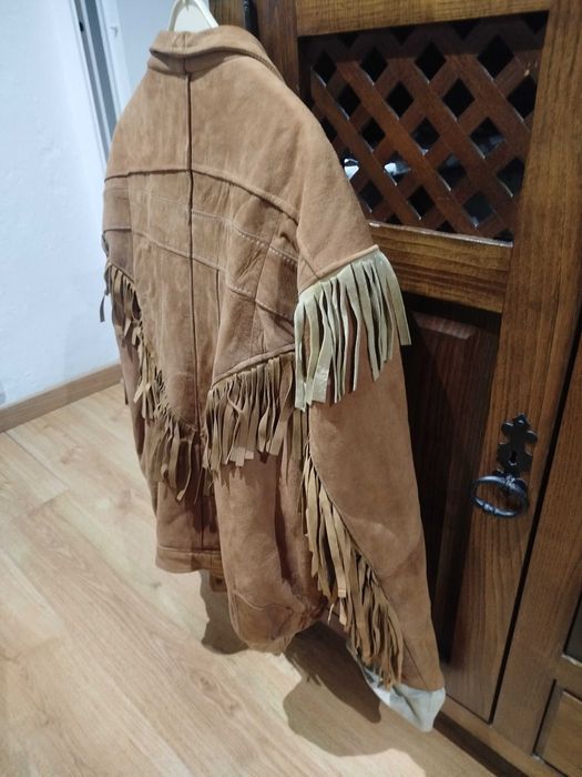 Casaco em Pele, com Franjas (estilo Western), interior/forado com lã.