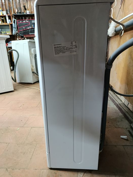 Узкая стиральная машина Indesit