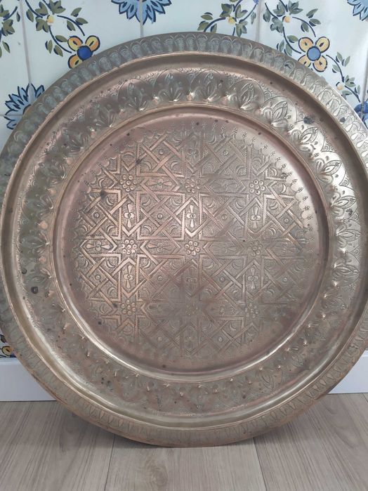 mesa marroquina em latão e madeira