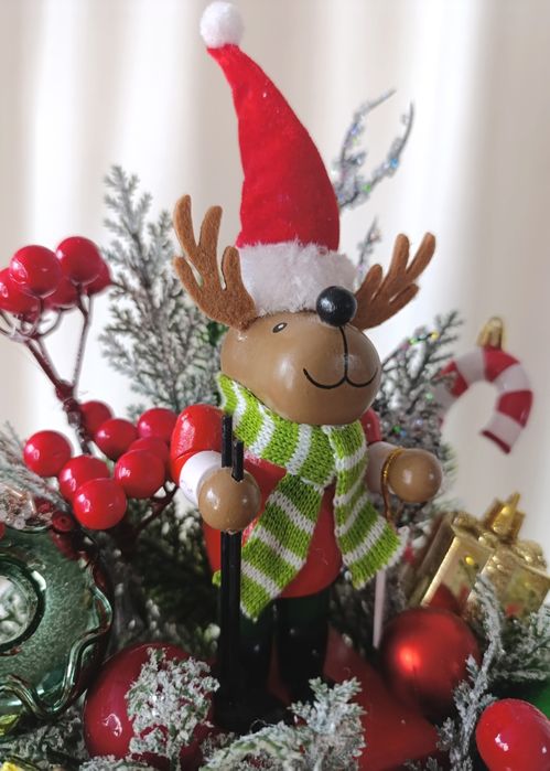 Świąteczna dekoracja z reniferem. Stroik na Boże Narodzenie.