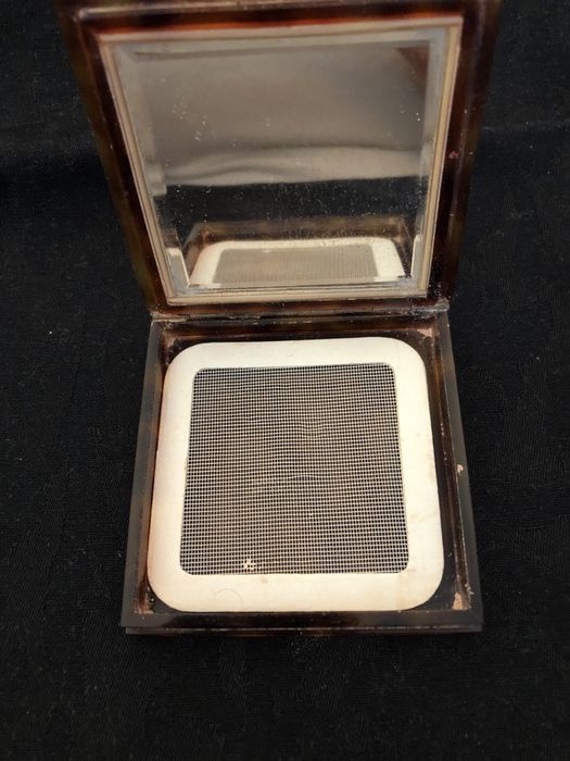 Caixa antiga pó de arroz em tartaruga