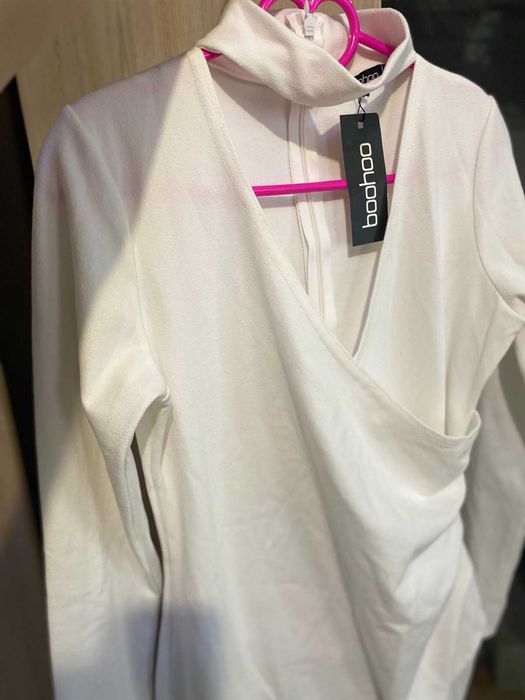 Біла сукня від BOOHOO