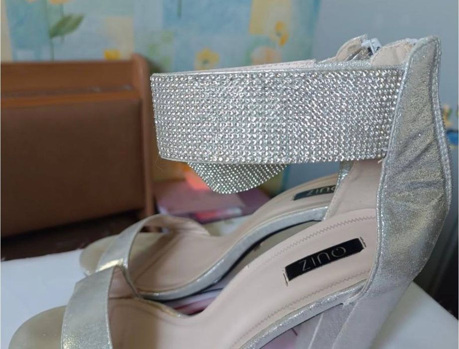 Фірмові босоніжки, каблуки преміум класу.Туфлі босоніжки quiz shoes zize 8-41сріблястого кольору для вечірок/коктейлів-26,7 см.