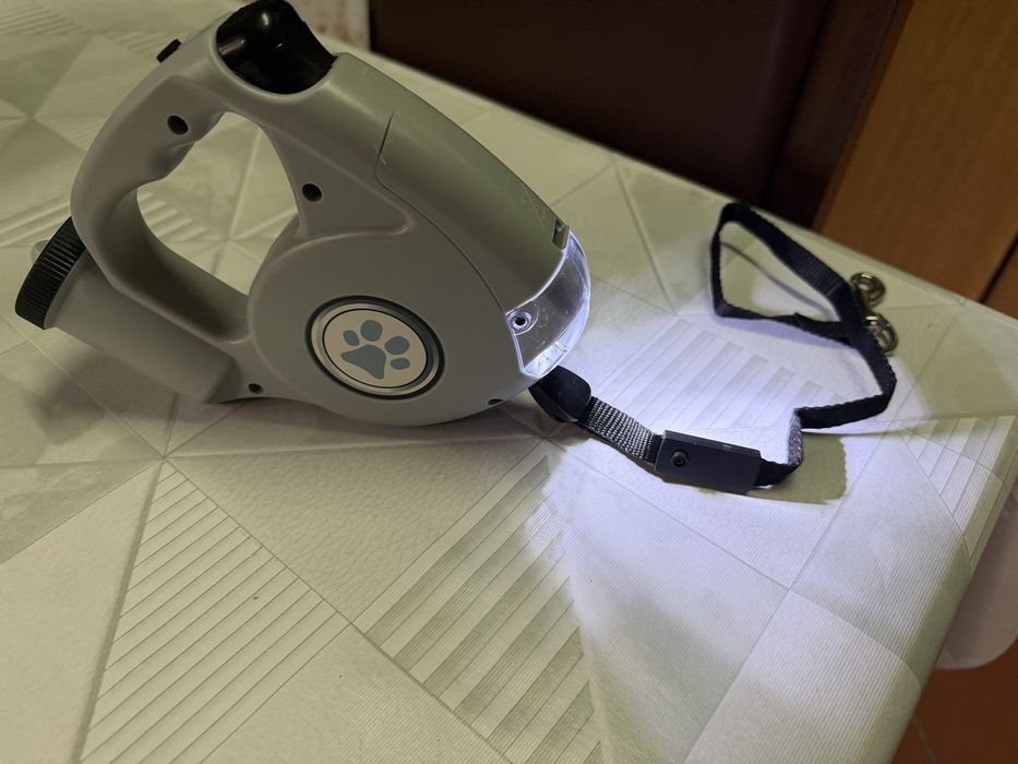 Trela Retrátil 3 em 1 para Cães – LED + Porta-Sacos + 5m | Nova
